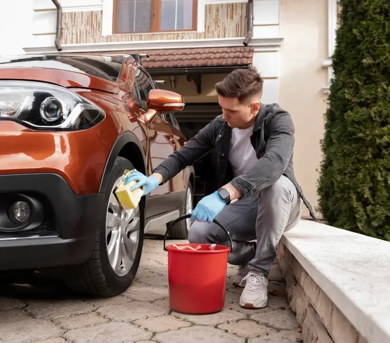 Lavage auto à domicile Lartigue : professionnel intervenant sur un véhicule
